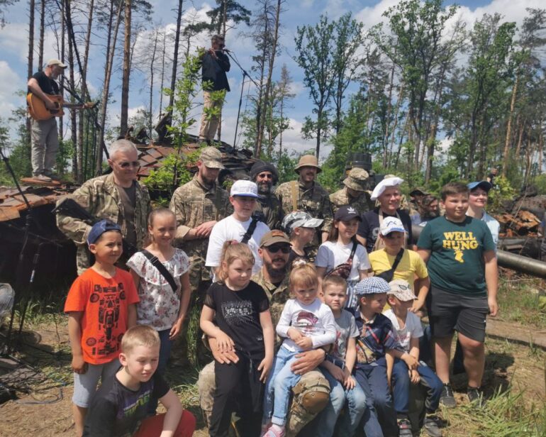 Під Києвом знищена російська техніка стала сценою для рок-гурту
