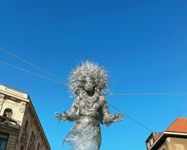 У Празі з’явилася незвичайна скульптура «Вінок», присвячена українським матерям