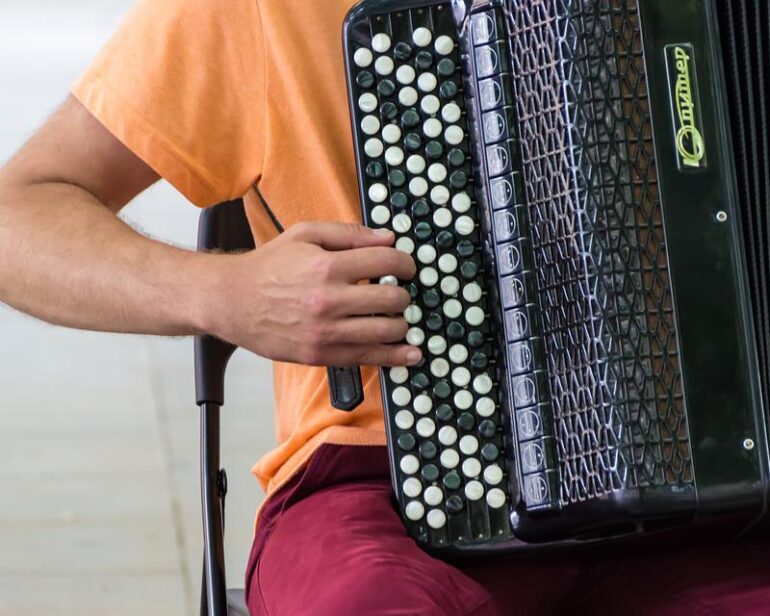 Жителі Києва здійснили мрію для дідуся з Маріуполя