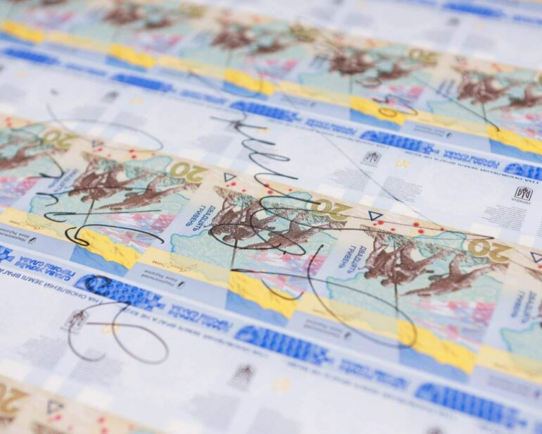 «Пам’ятаємо! Не пробачимо!»: Нацбанк вводить в обіг нову пам'ятну банкноту (фото)