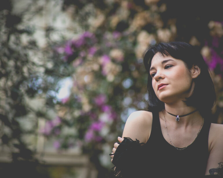 Співачка SHY випустила новий альбом Awkward Tunes — фото, відео