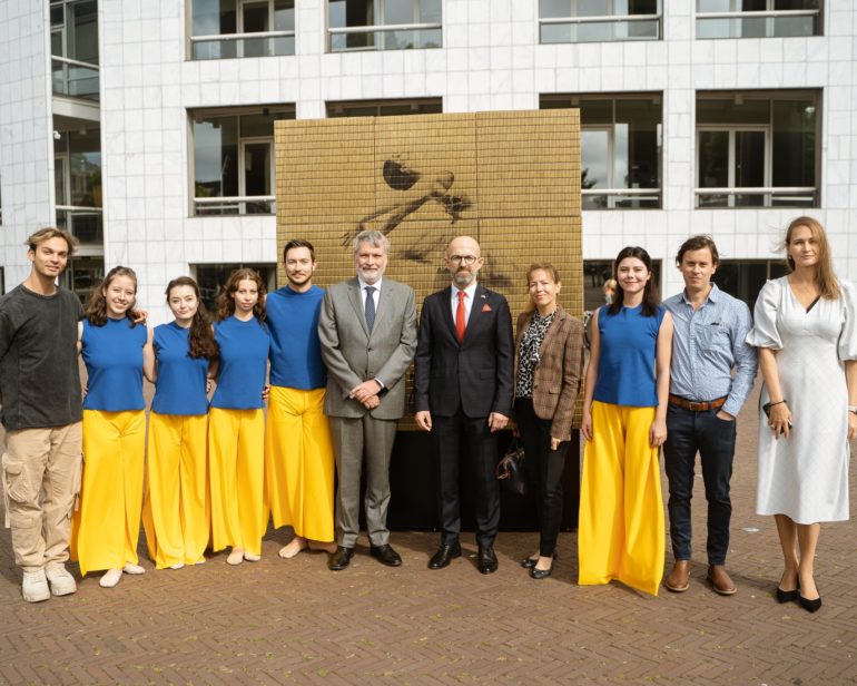 В Амстердамі встановили артоб’єкт «Незламна Україна»